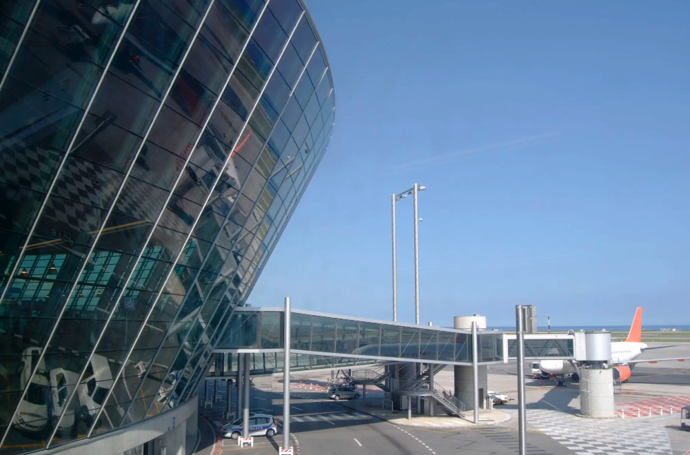 How to get around Nice airport